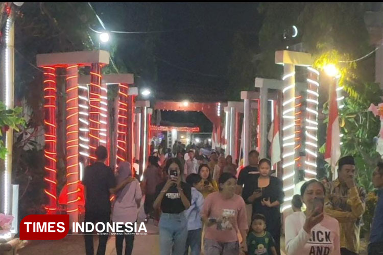 Warga saat menikmati suasana kampung hias merah putih di Gresik pada Minggu 10 Agustus 2025 (Foto: Akmal/TIMES Indonesia).
