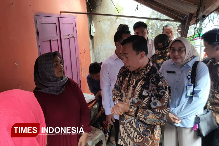 Menteri Kependudukan dan Pembangunan Keluarga (Mendukbangga)/Kepala BKKBN, Wihaji saat melakukan kunjungan kerja ke Kelurahan Bareng, Kecamatan Klojen, Kota Malang, Selasa (12/8/2025). (Foto: Achmad Fikyansyah/TIMES Indonesia)