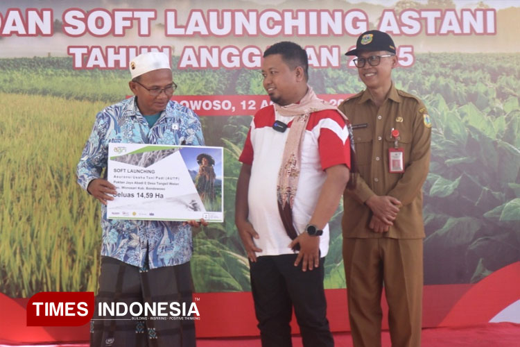 Wakil Bupati Bondowoso didampingi Kepala Dinas Pertanian saat melaunching Asuransi Tani (FOTO: Moh Bahri/TIMES Indonesia)