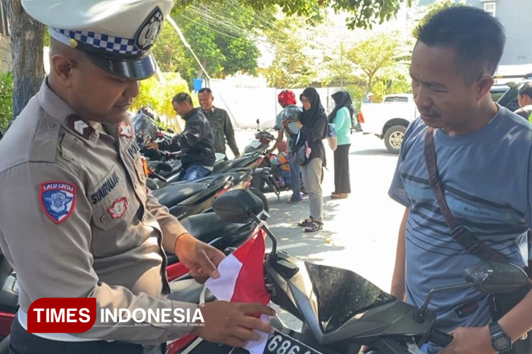 membagikan-Bendera-merah-putih.jpg