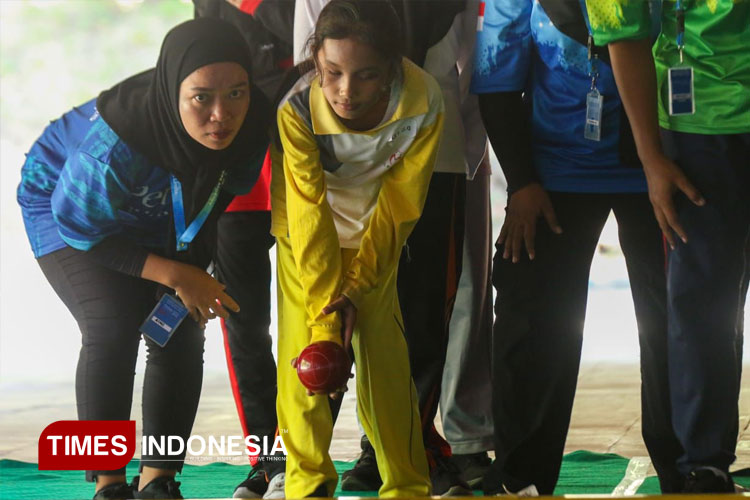 Peserta mencoba salah satu olahraga atletik. (FOTO: Fazar Dimas/TIMES Indonesia)