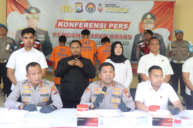 Kapolresta Sidoarjo Kombes Pol Christian Tobing saat ungkap kasus pelaku komunitas medsos LGBT Sidoarjo. (FOTO: Dok. Humas Polresta Sidoarjo)