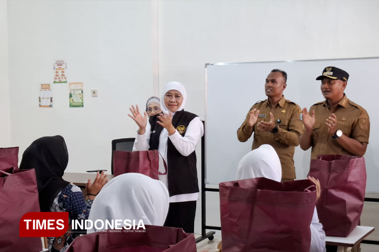 Gubernur Jawa Timur Khofifah Indar Parawansa terpukau yel-yel siswa Sekolah Rakyat Pacitan (FOTO: Rojihan/TIMES Indonesia)