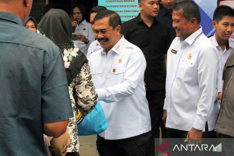 Menteri Imigrasi dan Pemasyarakatan (Imipas) Agus Andrianto membagikan paket sembako kepada warga di Lapas Kelas IIA Cikarang, Kabupaten Bekasi, Jawa Barat, Selasa (13/8/2025). (FOTO: ANTARA/Pradita Kurniawan Syah)
