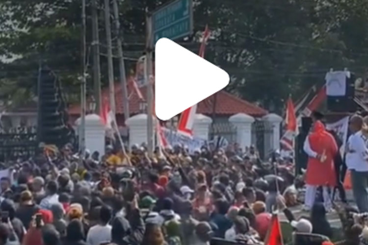Aksi massa memadati depan kantor Bupati Pati Sudewo, Rabu (13/8/2025). (FOTO: Tangkapan Layar)