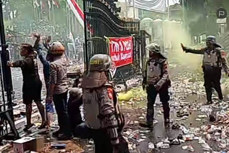 Aksi unjuk rasa di Kabupaten Pati, Jawa Tengah, di Alun-alun Pati berujung kericuhan, Rabu (13/8/2025). (Foto: Tangkapan layar video)