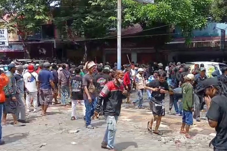 Suasana demo massa di Pati yang menuntut Bupati Sudewo lengser mulai memanas, sejumlah orang mulai aksi lempar ke arah petugas, Rabu (13/8/2025). (Foto: Tangkapan layar video)