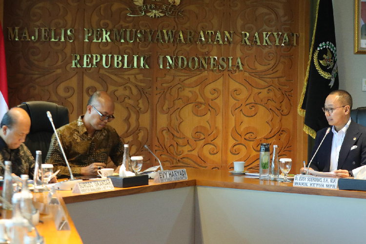 Wakil Ketua MPR RI dari Fraksi PAN, Eddy Soeparno (kiri) saat bertemu dengan jajaran PLN.