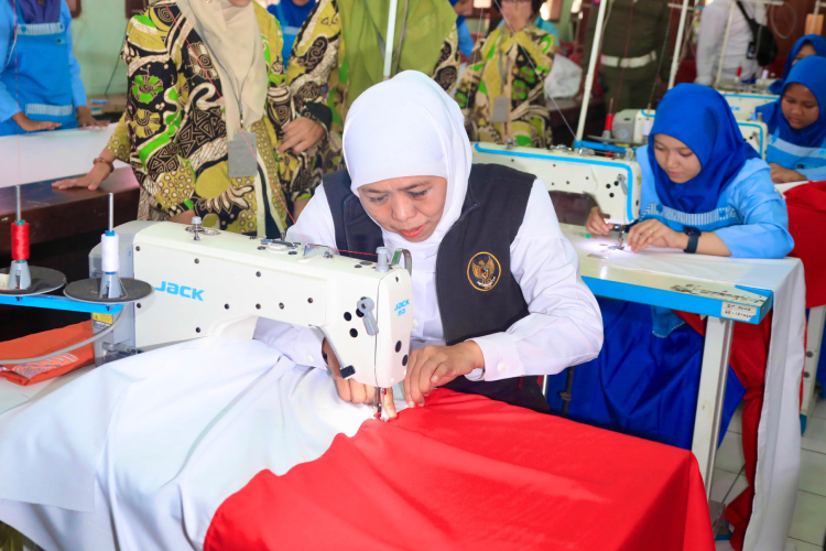 Gubernur Khofifah Bersama Murid SMA/SMK/SLB se Jatim Jahit Bendera Merah Putih Terpanjang