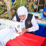 Gubernur Khofifah Bersama Murid SMA/SMK/SLB se Jatim Jahit Bendera Merah Putih Terpanjang