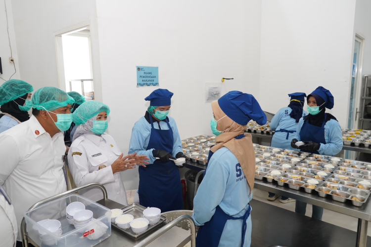 Plt. Deputi V Kepala Staf Kepresidenan, Mayjen TNI (Purn) Harianto didampingi  Wakil Bupati Malang Lathifah Shohib, mengunjungi proses sebelum makanan dikirimkan di SPPG Karangploso, Kabupaten Malang, Rabu (13/8/2025). (Foto: Prokopim)