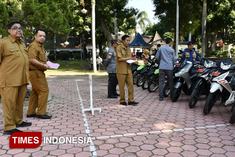 Pemeriksaan kendaraan plat merah di lingkungan Pemkab Bondowoso (FOTO: Moh Bahri/TIMES Indonesia)