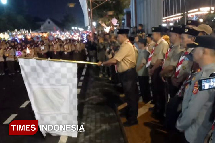 Polsek Majalengka Kota kawal pengamanan pawai lampion di Hari Pramuka. (FOTO: Jaja Sumarja/TIMES Indonesia)