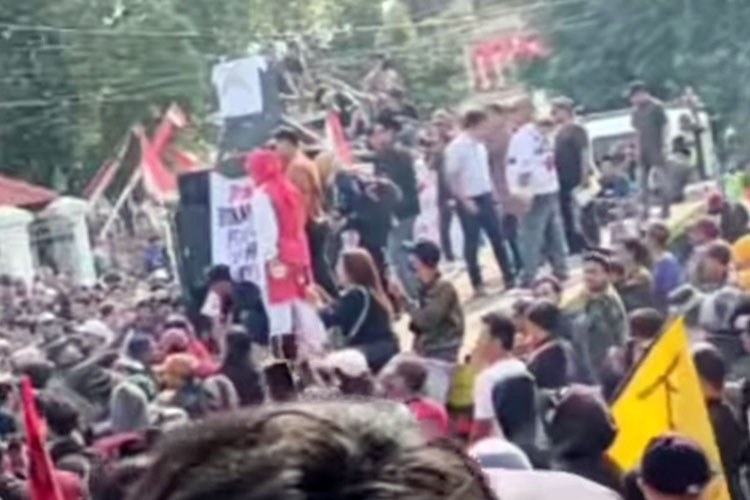 Ribuan massa di Kabupaten Pati lakukan aksi demo tuntut Bupati Sudewo mundur dari jabatannya akibat bersitegang dengan masyarakat soal kenaikan pajak 250 persen beberapa hari sebelumnya.(Foto: Tangkapan layar YouTube)