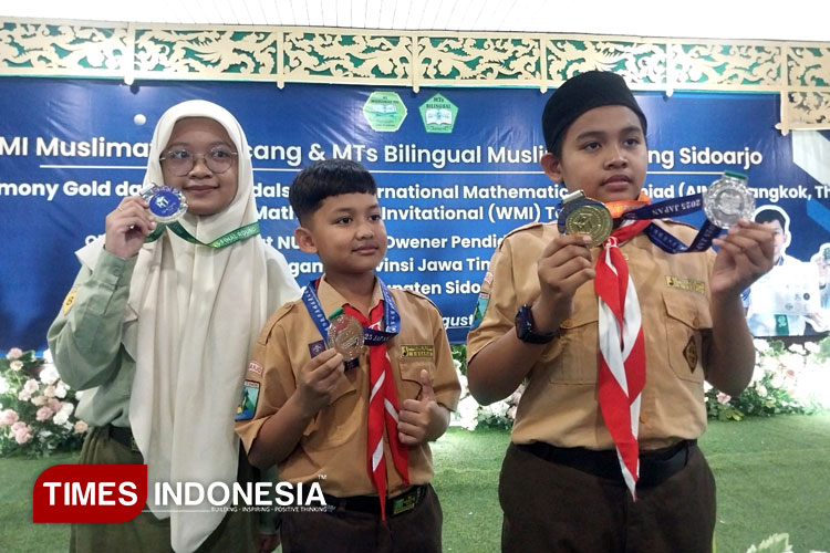 Siswa MI Muslimat NU Pucang dan MTs Bilingual Muslimat NU Pucang Sidoarjo saat menunjukkan medali dari ajang World Mathematics Invitational dan Asia International Mathematical Olympiade. (FOTO: Syaiful Bahri/TIMES Indonesia)