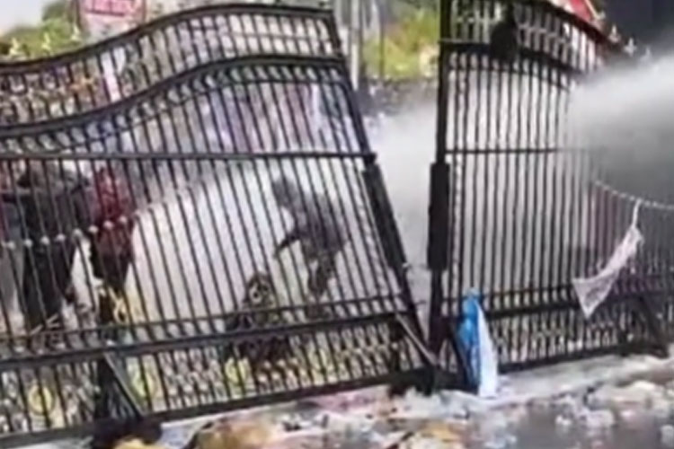 Demo di Pati Ricuh, Polisi Tembakkan Gas Air Mata dan Water Cannon