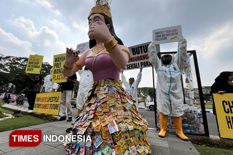 demo-desakan-pembuatan-Perda-larangan-penggunaan-plastik-sekali-pakai-a.jpg