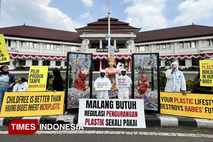 Suasana aksi demo desakan pembuatan Perda larangan penggunaan plastik sekali pakai di depan Balai Kota Malang. (Foto: Rizky Kurniawan Pratama/TIMES Indonesia)