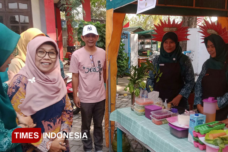 Warga Pongangan saat mengikuti lomba memasak menu sehat dan bergizi (Foto: Akmal/TIMES Indonesia)
