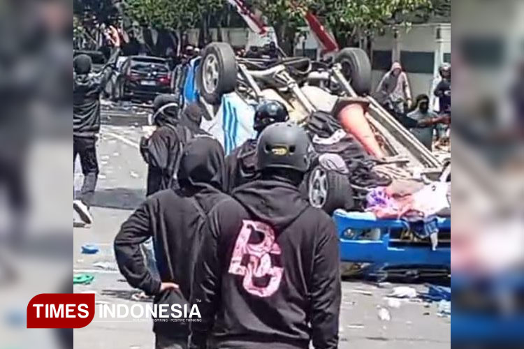 Penampakan mobil yang hangus terbakar, diduga milik aparat keamanan saat terjadi kerumunan massa (FOTO: Bambang/TIMES Indonesia)
