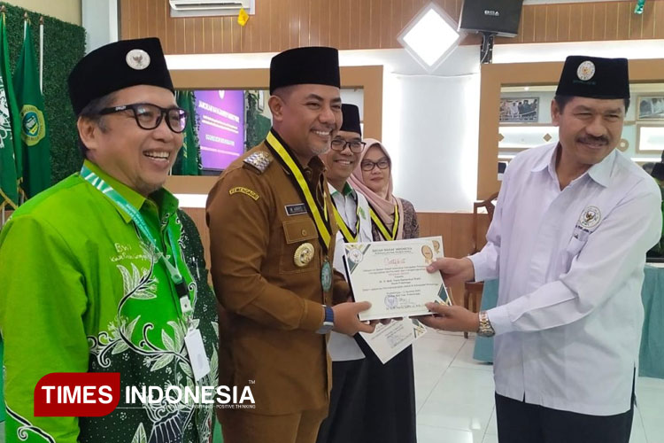 Bupati Probolinggo Terima Khaibar Award, Diakui sebagai Penggerak Wakaf Produktif