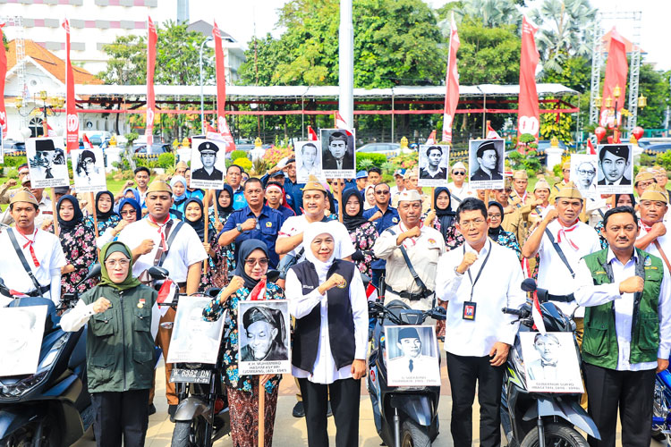 Gubernur Jawa Timur Khofifah Indar Parawansa memimpin anjangsana penyerahan tali asih untuk perintis kemerdekaan, janda perintis kemerdekaan dan keluarga Pahlawan Nasional dalam rangka peringatan HUT ke-80 Republik Indonesia. (Foto: Istimewa)
