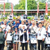 Gubernur Khofifah Kendarai Motor Listrik Pimpin Langsung Penyerahan Tali Asih