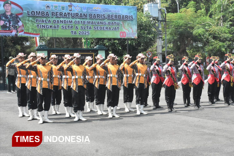 Gerakan hormat dalam formasi barisan masing-masing peleton peserta Lomba PBB yang digelar Kodim 0818/Malang-Batu, Rabu (13/8/2025). (FOTO: Amin/TIMES Indonesia)