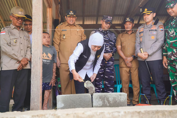 Gubernur Khofifah saat peletakan batu pertama renovasi rutilahu bersama Kodam Brawijaya di Pacitan, Selasa (12/8/2025). (foto: Dok. Humas Pemprov Jatim)