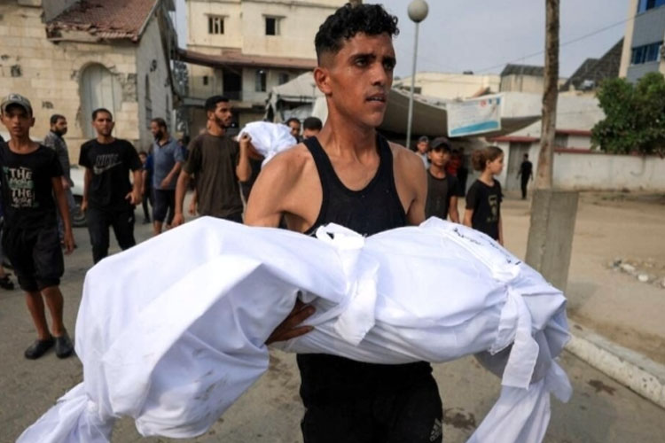 Seorang pria membawa sekantong makanan saat warga Palestina yang mengungsi menyerbu truk pengangkut bantuan kemanusiaan di Khan Yunis, Jalur Gaza selatan, 9 Agustus 2025. (FOTO: Arab News/AFP)