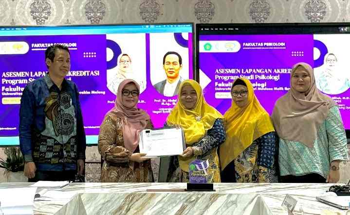 Penyerahan sertifikat Akreditasi Unggul oleh BAN-PT kepada dekan Fakultas Psikologi UIN Maliki Malang. (Foto: Dok Psikologi UIN Malang)