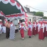 Lomba Gerak Jalan Kategori SD dan SMP Warnai HUT-80 RI di Morotai, Ini Pesan Asisten III