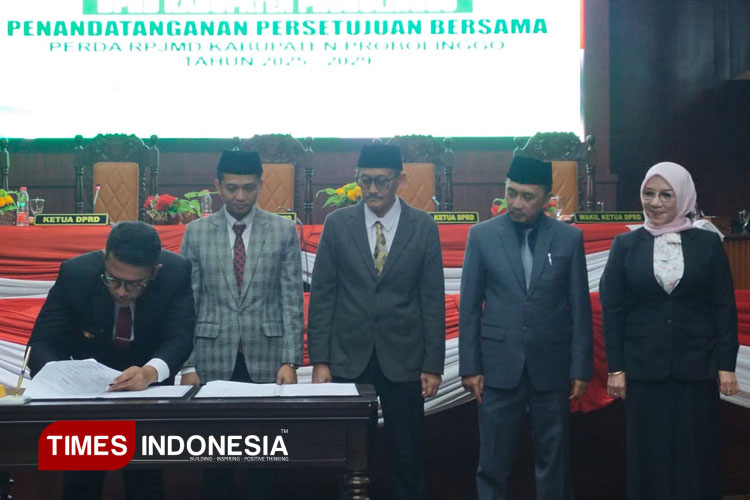 Pengesahan Raperda RPJMD oleh DPRD Kabupaten Probolinggo di ruang paripurna. (FOTO: Abdul Jalil/TIMES Indonesia)