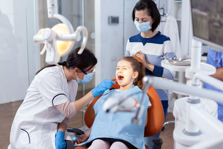 Gigi anak tumbuh rapi menjadi harapan banyak orang tua. (Foto: iStock)