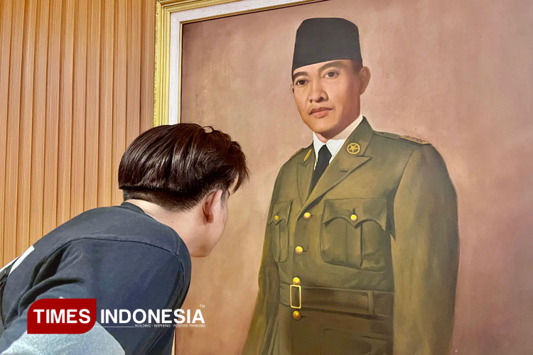 Fadhillio-mengamati-detail-lukisan-Bung-Karno.jpg