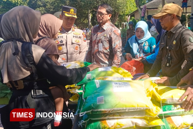 Gerakan Pangan Murah yang digelar Pemkab Bondowoso bersama TNI-Polri diserbu warga (FOTO: Moh Bahri/TIMES Indonesia)