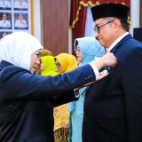 Gubernur Khofifah Sematkan Satyalancana Karya Satya kepada 600 ASN Pemprov Jatim, Jadikan Pelecut Semangat Kinerja Berdampak