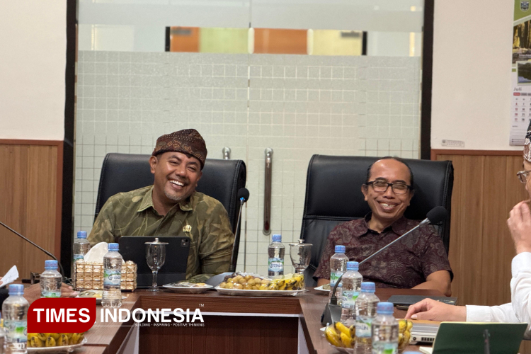 Gus Haris bersama rombongan dari Prof. Minori Fujii asal Jepang saat berdiskusi soal sampah. (Foto: Abdul Jalil/TIMES Indonesia)