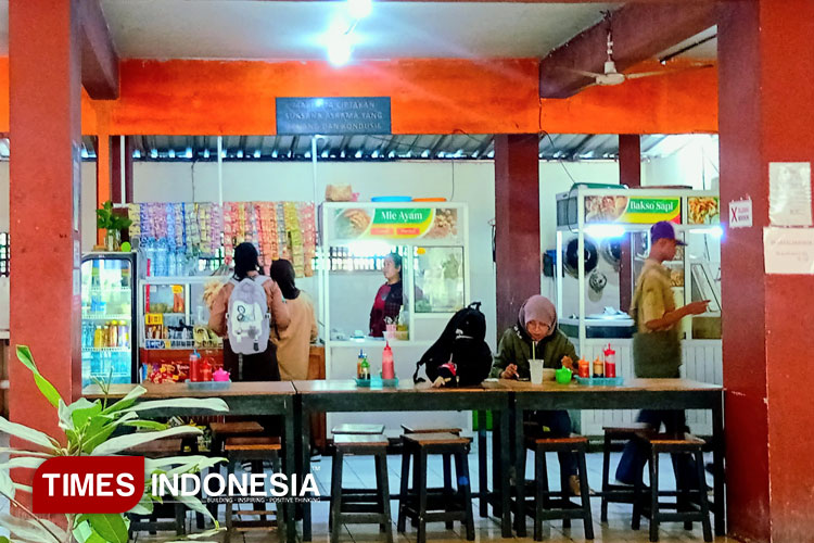 Kantin Bakso dan Mie Ayam Pak Min di Asrama Unesa Lidah Wetan. (Foto: Della Nur Khofiah-MG/TIMES Indonesia)
