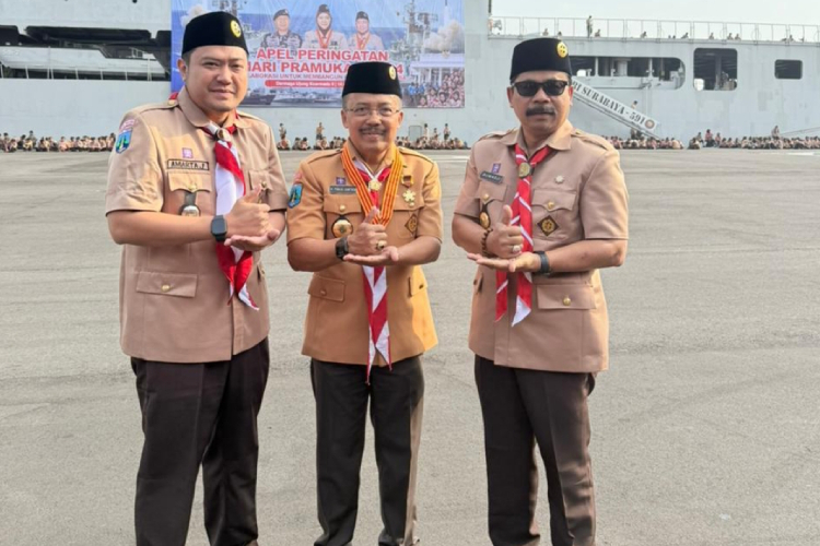 Ketua Gerakan Pramuka Kwarda Jatim, Arum Sabil (tengah), bersama Wakil Ketua Kwarcab Pramuka Kabupaten Malang, Amarta Faza (kanan), usai Apel Peringatan Hari Pramuka ke-64 di Dermaga Ujung Surabaya, Kamis (14/8/2025). (Foto: Kwarcab)