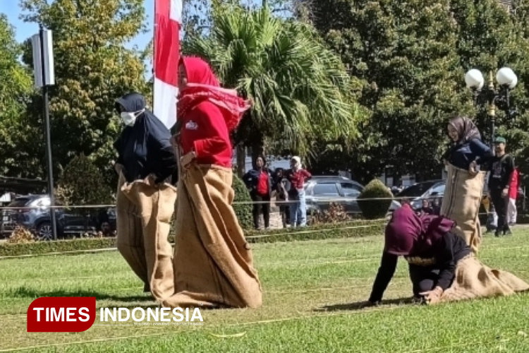 Lomba-tarik-tambang-masih-jadi-primadona-b.jpg