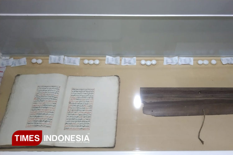 Dinas Perpustakaan Kota Malang Lestarikan Dua Naskah Kuno Berusia Lebih dari 50 Tahun