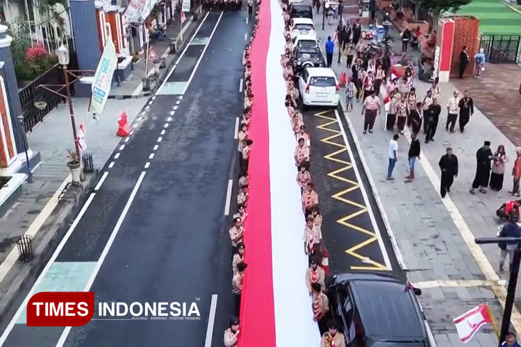 Hari Pramuka ke-64, Bendera Merah Putih Sepanjang 100 Meter Dibentangkan di Majalengka