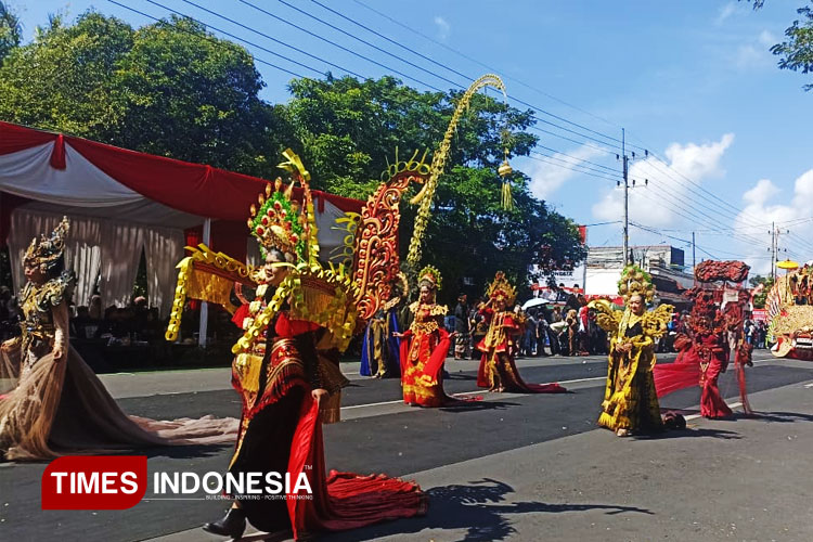 Ragam Busana Etnik Nusantara Semarakkan Festival Merdeka di Banyuwangi