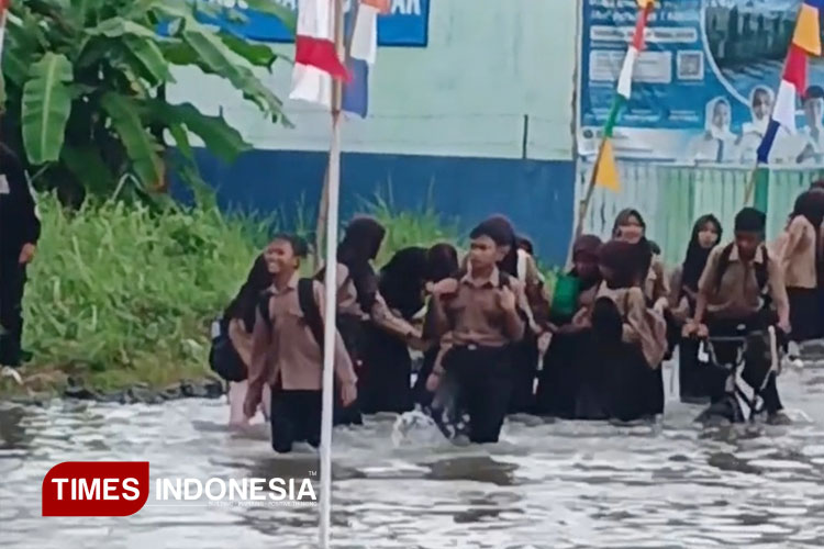 Banjir Genangan di Kota Banjar Tutup Akses ke Sekolah Pasundan, Siswa Pulang Basah-basah