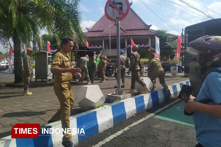 Kejar Adipura, Satpol PP Tertibkan PKL di Alun-alun Jember
