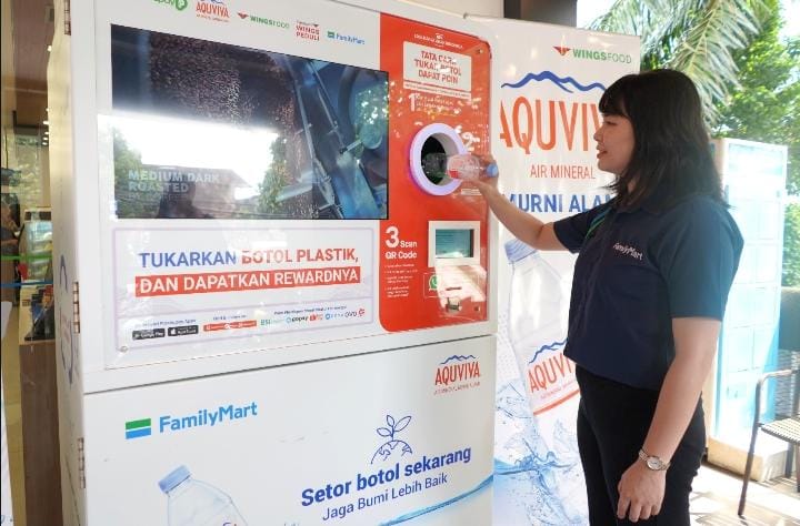 Head of Business Development FamilyMart, Kartika Pangestu, sedang Menunjukkan Penukaran Botol Plastik PET ke Dalam Mesin RVM AQUVIVA. (Foto: FamilMart)