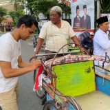 Bagikan Bendera Indonesia, Gerindra Surabaya Ingatkan Warga Pegang Erat Nasionalisme