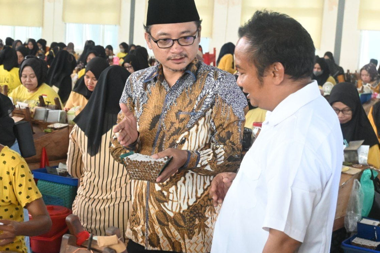 Serap Banyak Pekerja, Cak Udin: Lindungi Industri Kretek Tangan
