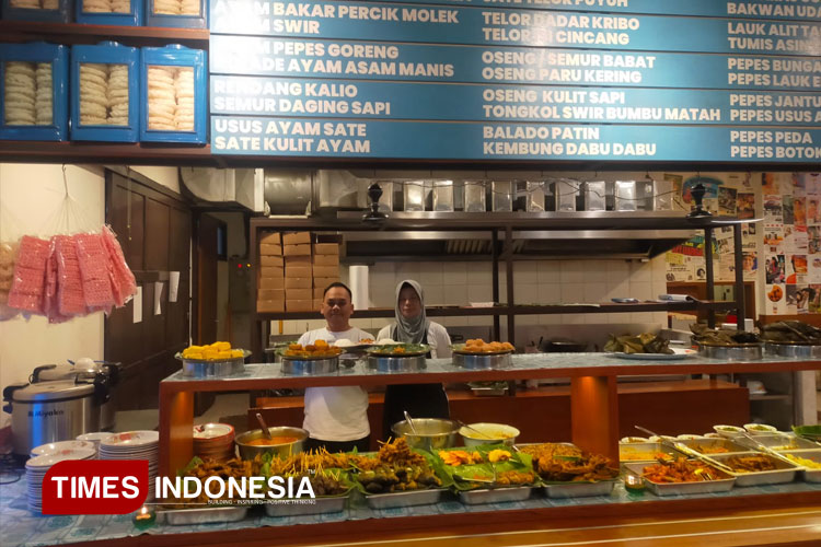 Karyawan Kedai Nasi Sinar Berkah menyambut para pelanggan yang berkunjung ke Kedai Nasi Sinar Berkah Bandung (Dok.Foto: TIMESINDONESIA -Djarot)
